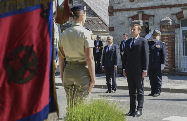 Francouzský prezident Emmanuel Macron při ceremoniálu.
