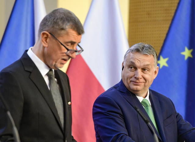 Český premiér Andrej Babiš a jeho maďarský protějšek Viktor Orbán (vpravo) po jednání lídrů zemí V4 o koronaviru v Evropě, situaci v Turecku, migraci a víceletém finančním rámci EU.