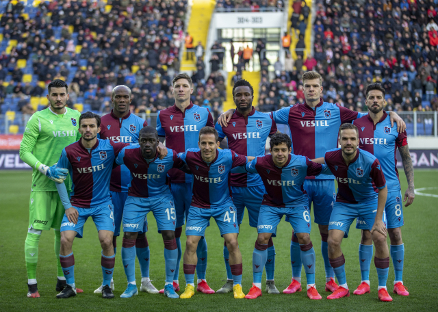Fotbalisté Trabzonsporu pózují před společnou fotografií.