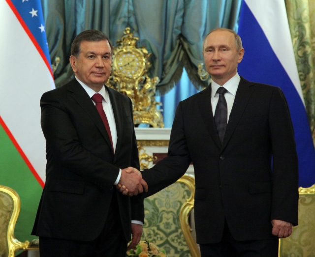 Uzbecký prezident Šavkat Mirzijojev (vlevo) a jeho ruský protějšek Vladimir Putin.