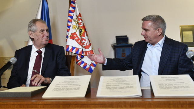 Zleva prezident Miloš Zeman a kancléř Vratislav Mynář.