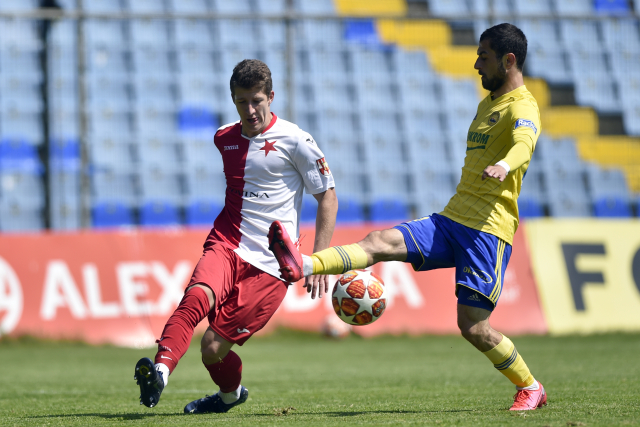 Přípravné fotbalové utkání po rozvolňování opatření proti šíření koronaviru mezi FC Fastav Zlín a SK Hanácká Slavia Kroměříž, 16. května 2020 ve Zlíně. Zleva Ondřej Berčík z Kroměříže a Vachtang Čanturišvili ze Zlína.