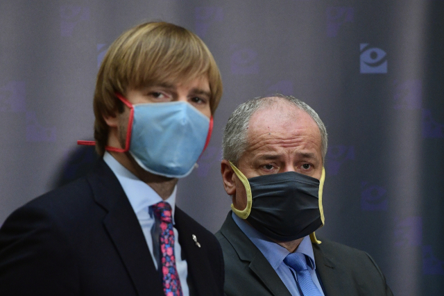 Ministr zdravotnictví Adam Vojtěch (vlevo) a jeho náměstek Roman Prymula.