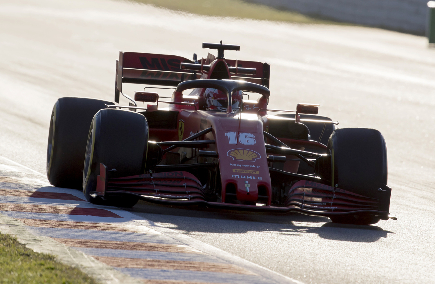 Charles Leclerc ve svém ferrari.