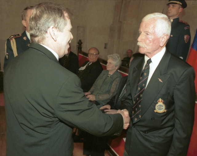 Bojovník za svobodu Jan Wiener převzal od prezidenta Václava Havla medaili Za zásluhy.