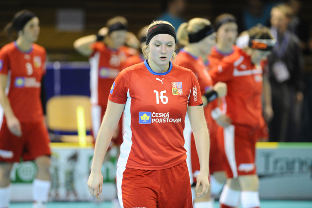 Florbalistka Tereza Urbánková (vpředu). 