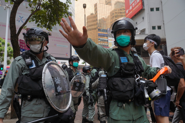 Policisté zasahují při demonstraci v Hongkongu.