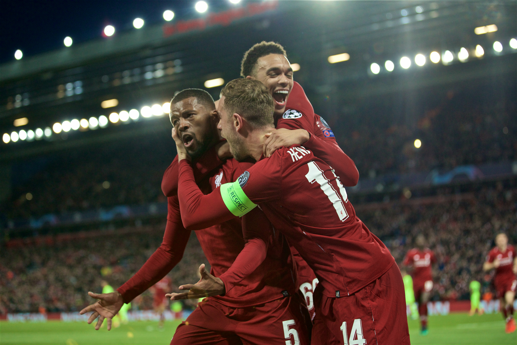 Fotbalisté Liverpoolu slaví vstřelený gól.