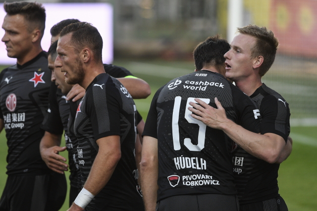 Petr Ševčík ze Slavie (vpravo) přijímá gratulaci ke gólu od spoluhráčů.