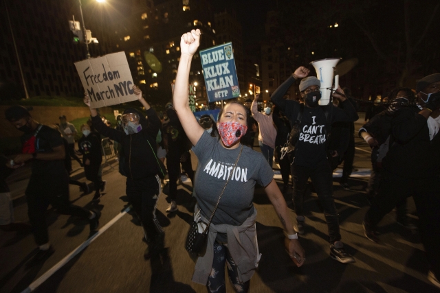 Protestující v New Yorku.