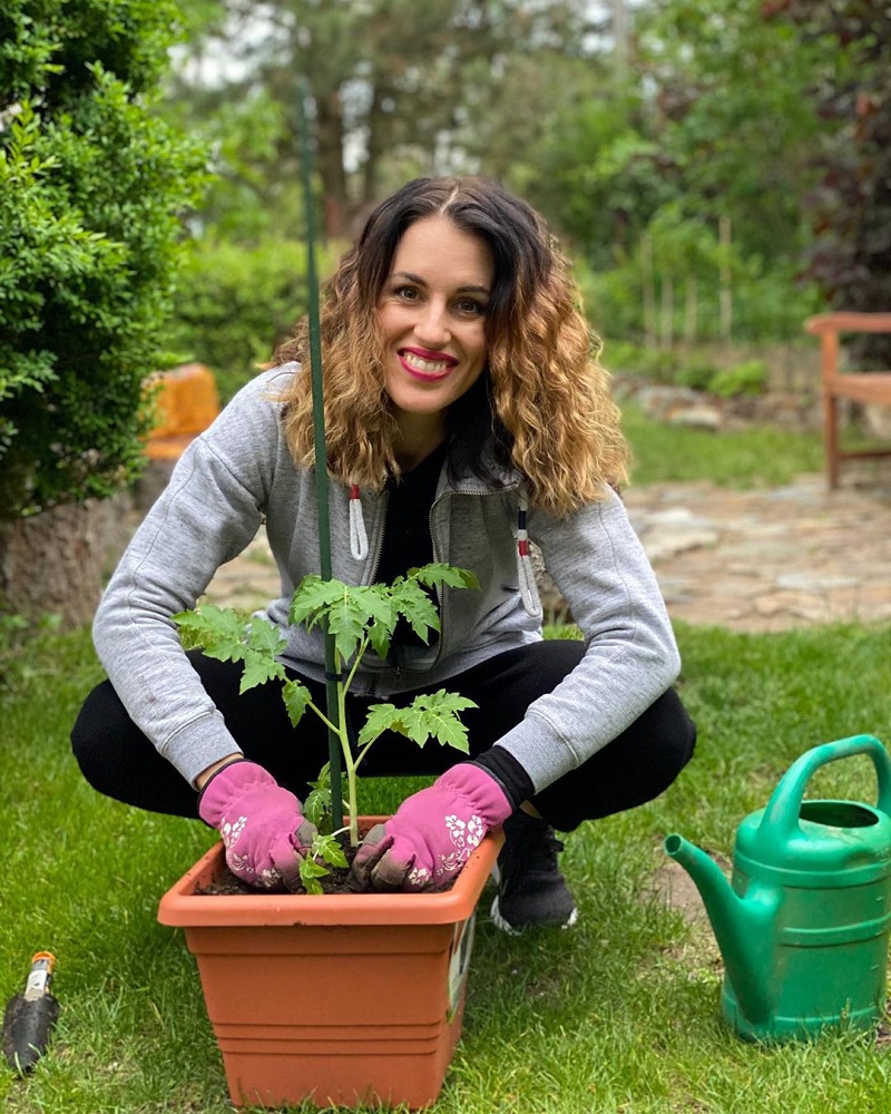 Moderátorka Lucie Křížková se nemůže hýbat. 
