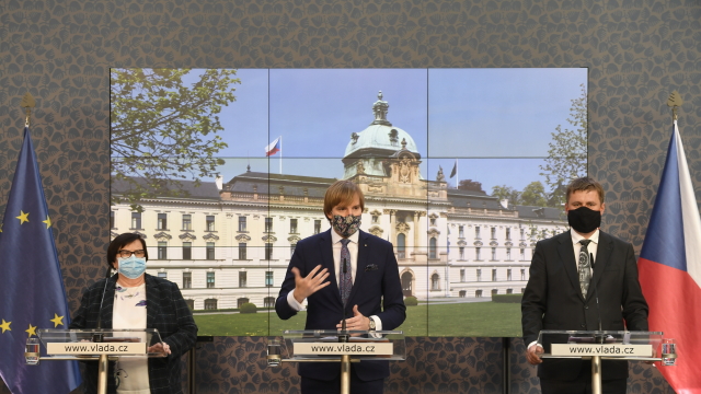 Zleva ministryně spravedlnosti Marie Benešová, ministr zdravotnictví Adam Vojtěch a ministr zahraničních věcí Tomáš Petříček.