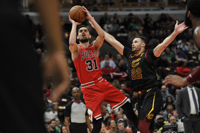 Tomáš Satoranský (vlevo) a Larry Nance Jr.
