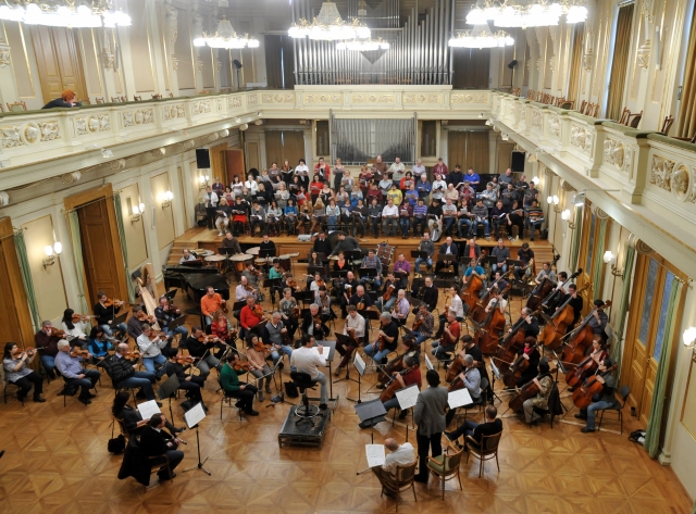 Zkouška orchestru v Besedním domě. 