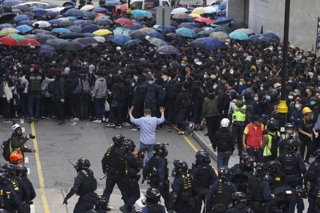 Nepokoje v Hongkongu. 