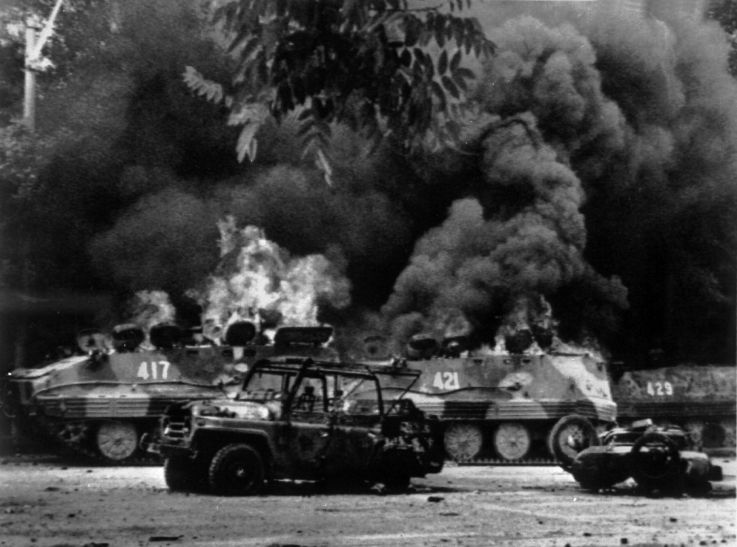 Hořící obrněné transportéry, zapálené demonstranty, v centru Pekingu, kam byly v noci na 4. června nasazeny ozbrojené síly, aby vyklidily náměstí Tchien-an-men (náměstí Nebeského klidu) od studentů stávkujících za demokratizaci země. Do ulic však i přes vyhlášení zostřených podmínek vyjimečného stavu vyšly desetisíce lidí a spolu se studenty snažily zabránit postupu vojáků. 