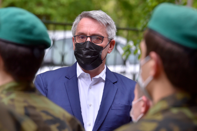 Český ministr obrany Lubomír Metnar (za ANO).