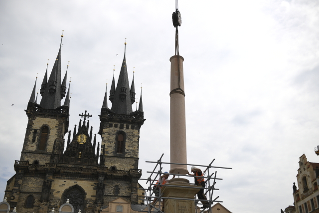 Na Staroměstském náměstí znovu stojí Mariánský sloup.