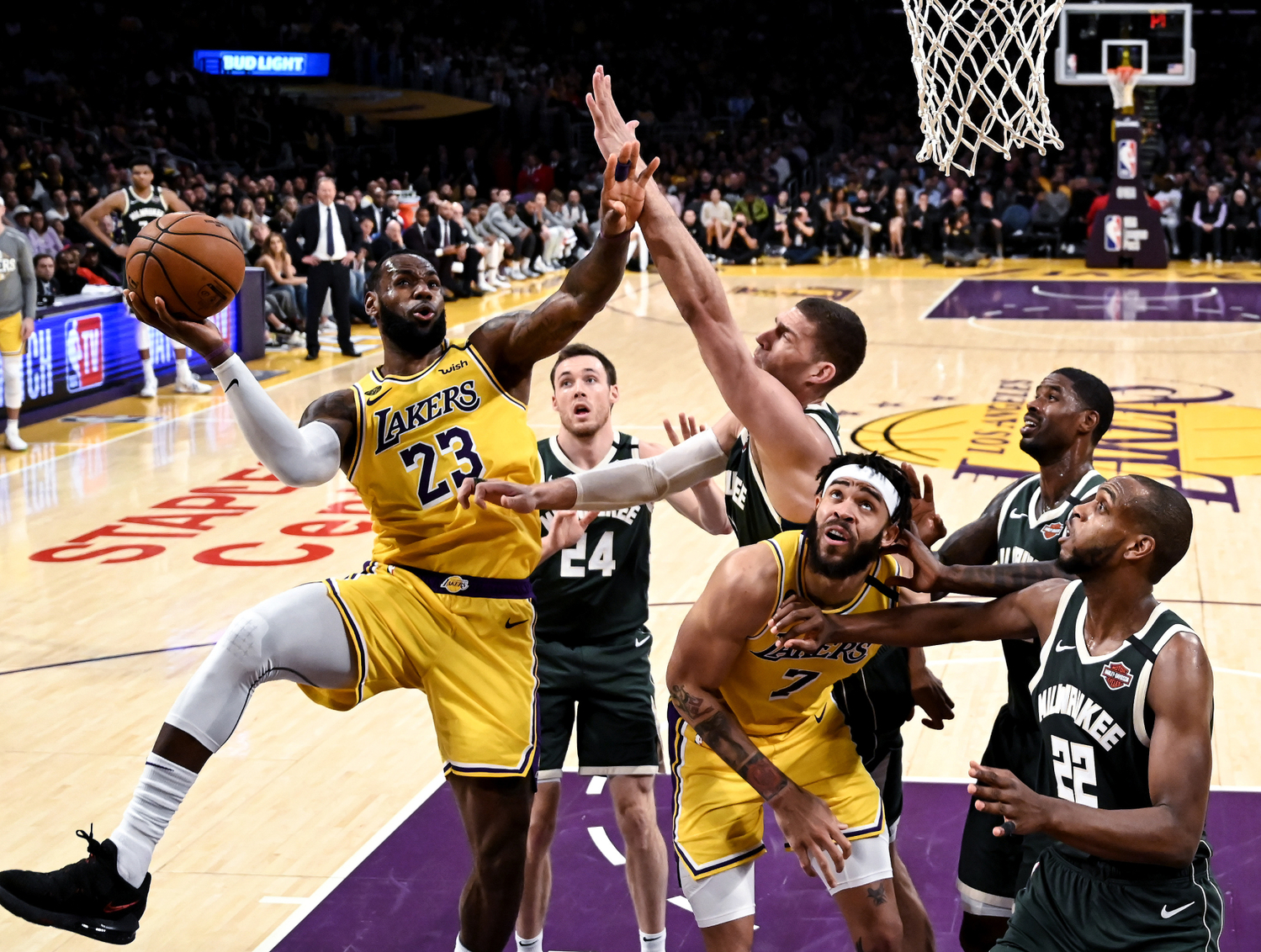 Utkání mezi Los Angeles Lakers a Milwaukee Bucks.