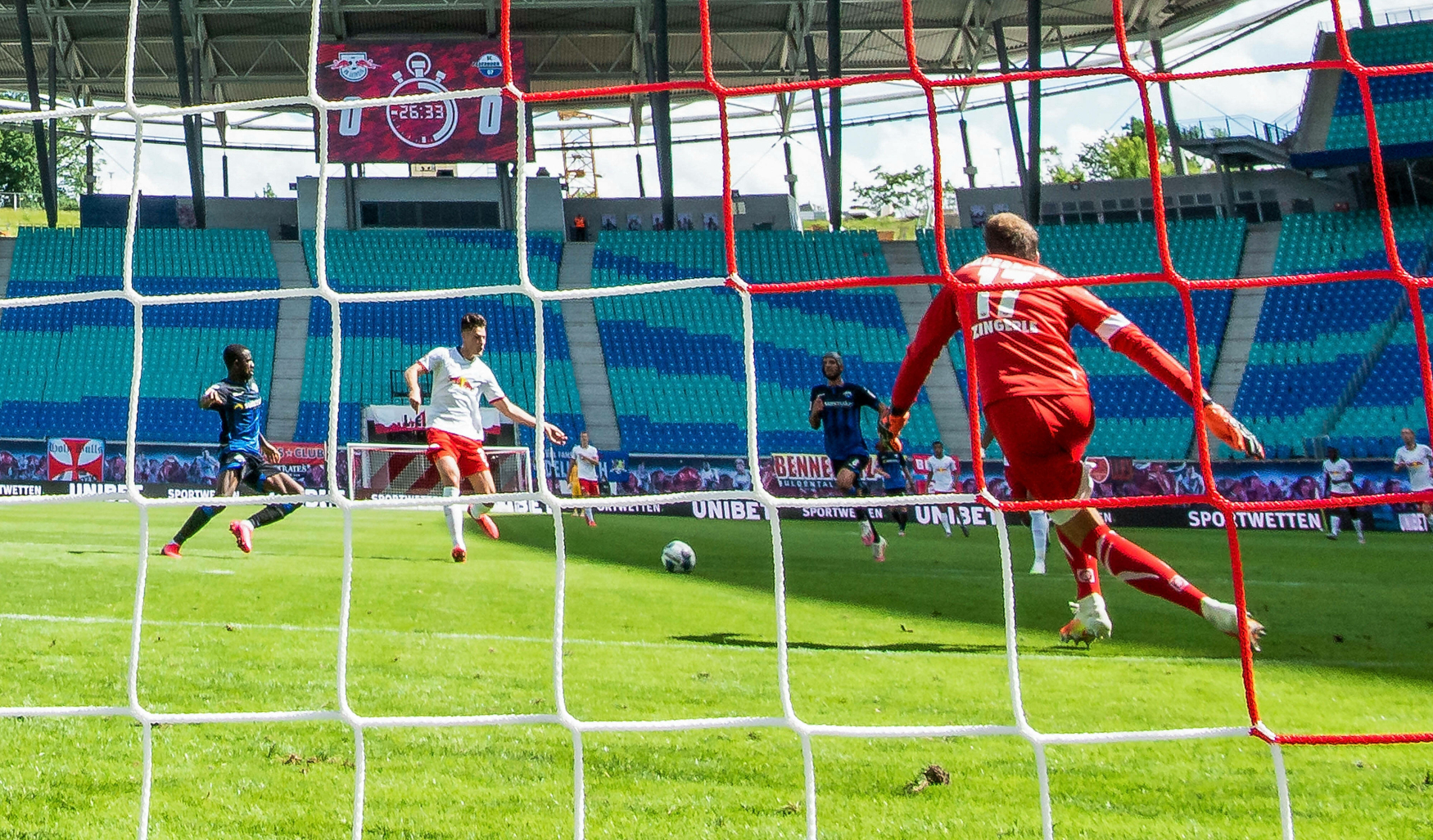 Patrik Schick dává gól v utkání proti Mohuči.