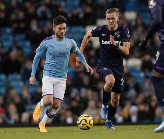 Tomáš Souček (vpravo) v souboji proti Manchesteru City.