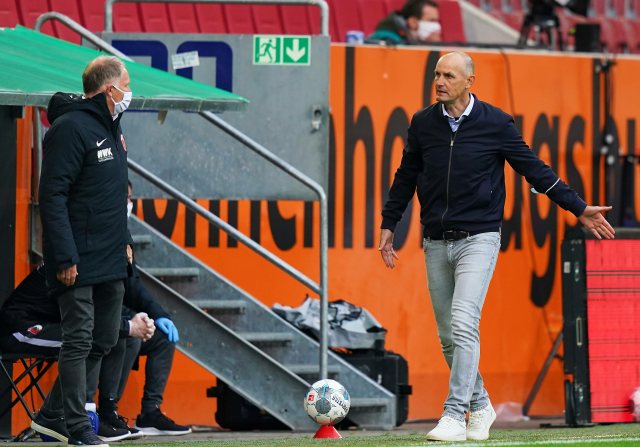 Rozzlobený trenér Augsburgu Heiko Herrlich.
