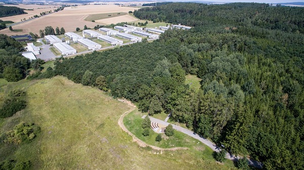 Vepřín na místě bývalého koncentračního tábora. 