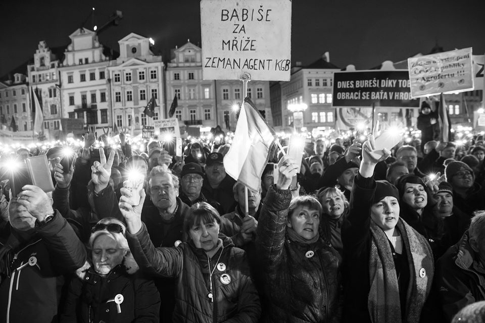 Foto z loňských protestů svolaných spolkem Milion chvilek. 