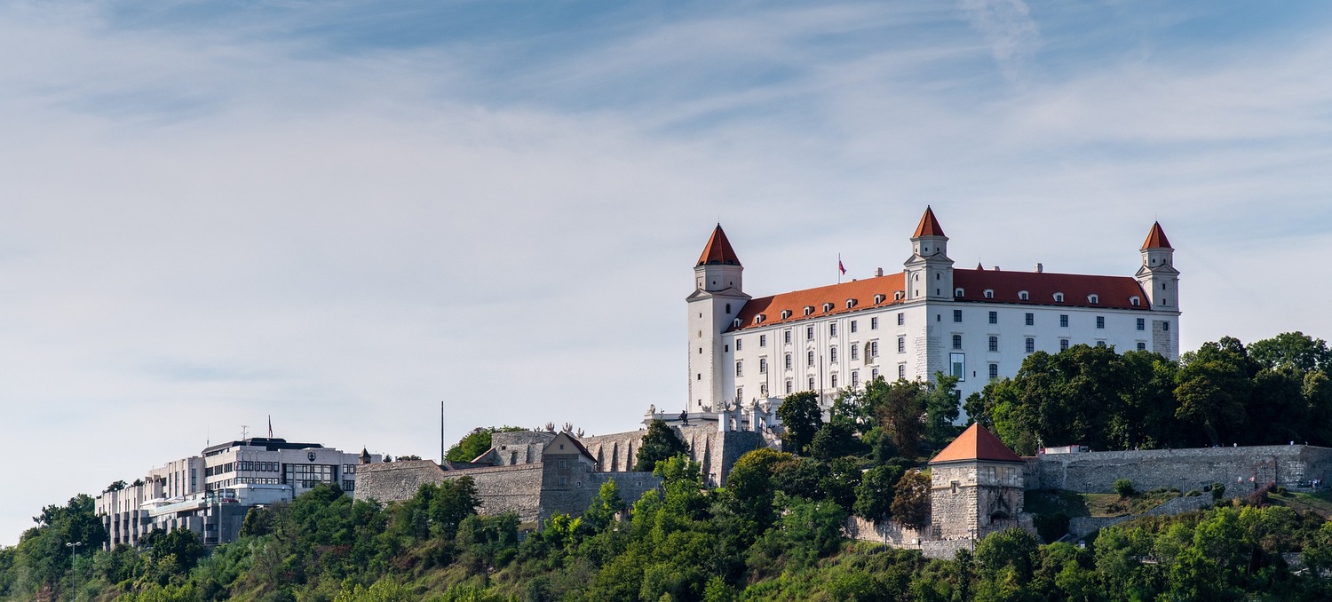 Slovenský hrad a parlament.