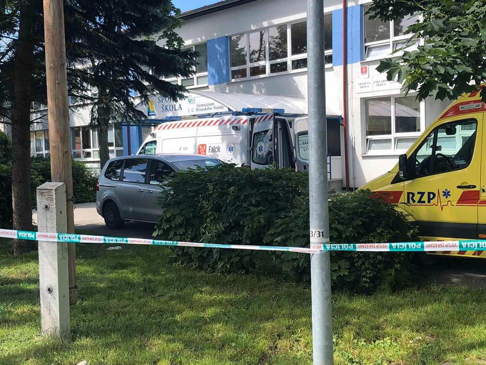 Sanitka před základní školou ve Vrútkách. 