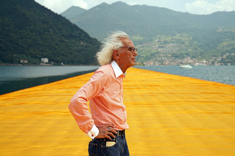 Christo ukázal pomíjivost, zakryl pařížský most i Říšský sněm.