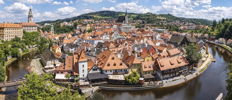 Krumlovský slunovrat nabídne filharmonii na vorech i Čechomor.