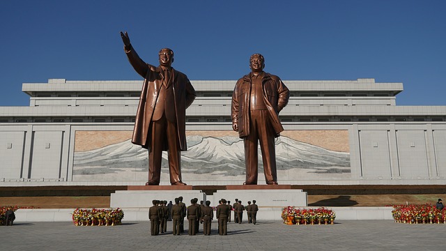 Velký památník Mansudae se sochami zesnulých severokorejských vůdců Kim Ir-sena a Kim Čong-ila.