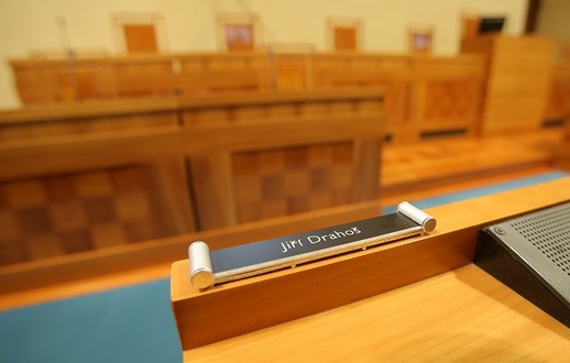 Místo Jiřího Drahoše v Senátu.