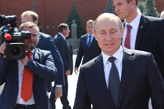 Ruský prezident Vladimir Putin (vpravo).