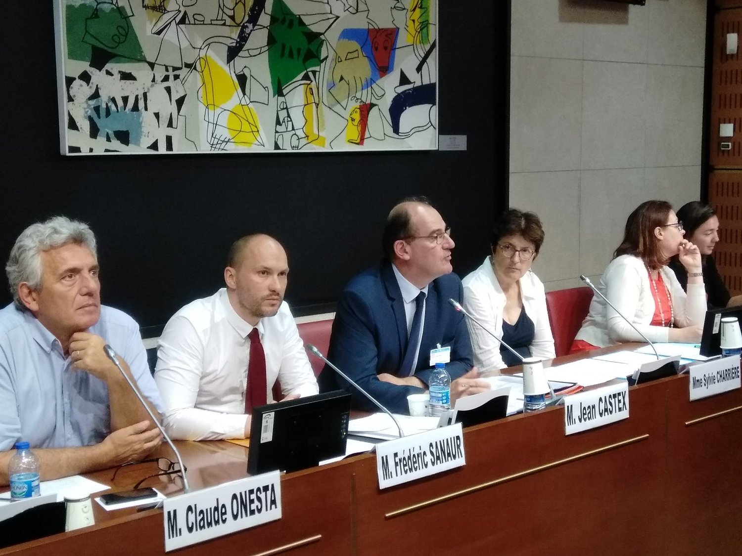 Novým francouzským premiérem je Jean Castex (uprostřed).