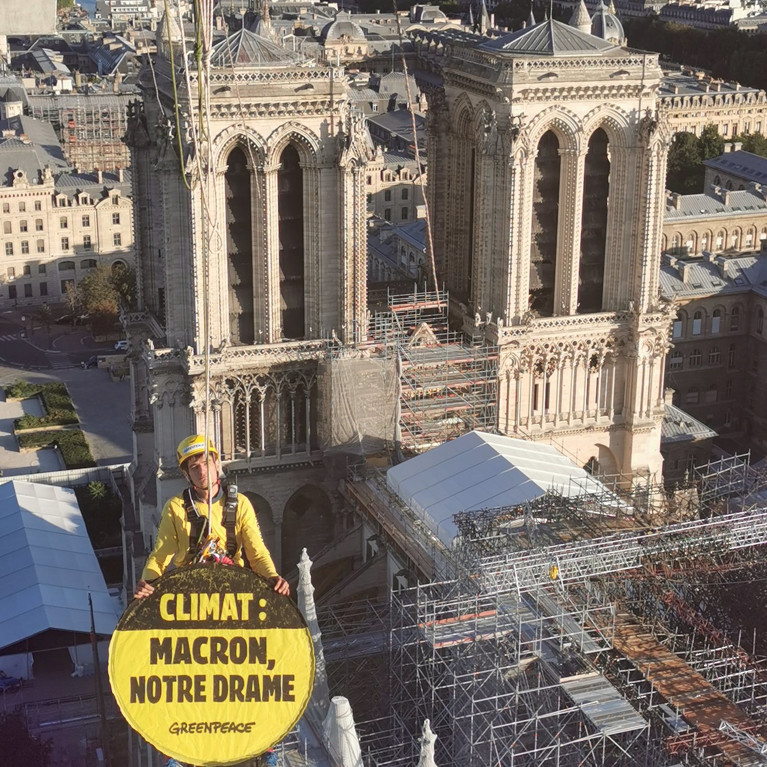 Aktivista organizace Greenpeace s transparentem.