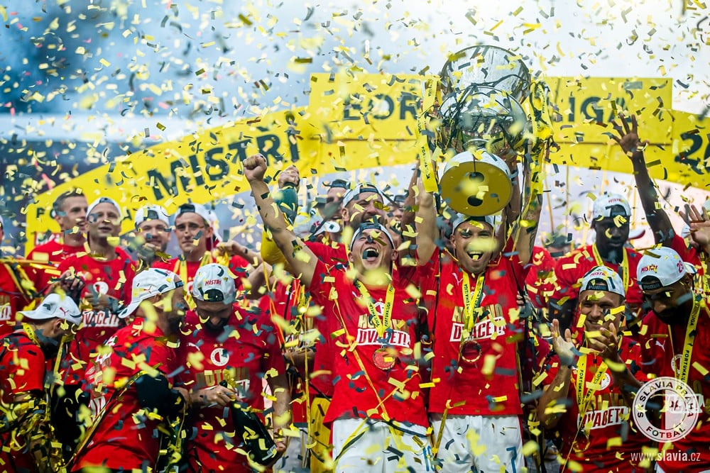SK Slavia Praha s trofejí.