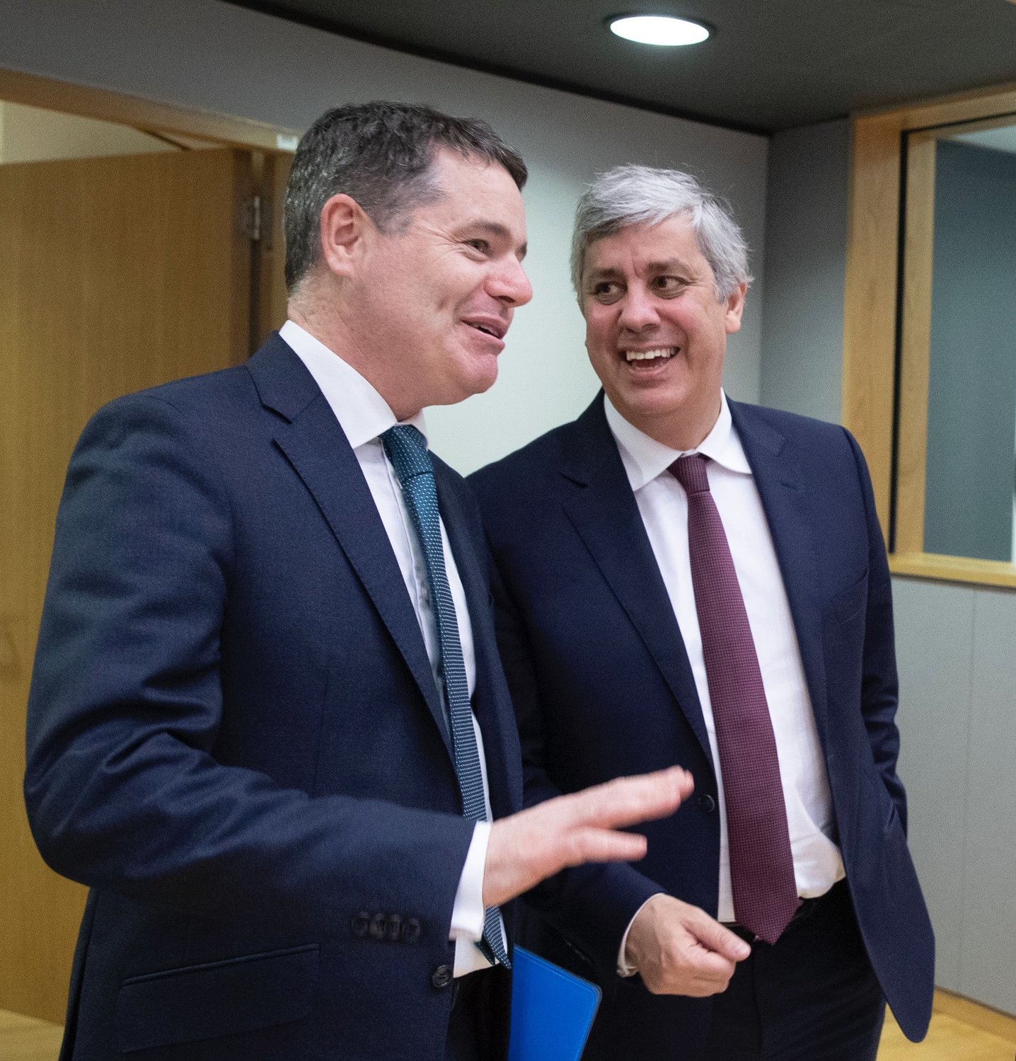 Paschal Donohoe (vlevo) s odstupujícím portugalským ministrem financí Máriem Centenou.