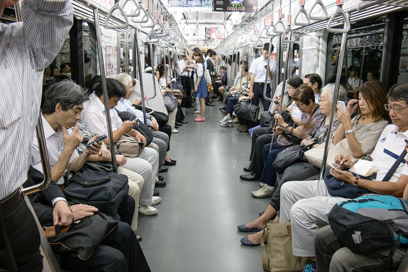 V tokijském metru budou kvůli koronaviru používat stříbro.