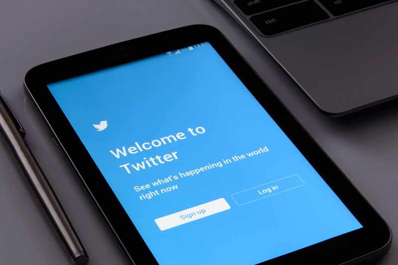 Twitter zažil bezprecedentní útok, o peníze nejspíš nešlo.