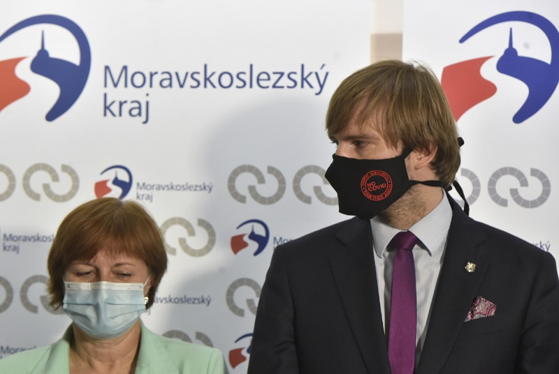 Hlavní hygienička Jarmila Rážová a ministr zdravotnictví Adam Vojtěch.