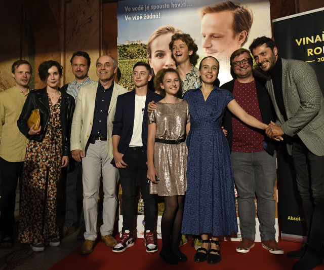 Herci a tvůrci pózují 24. června 2020 v Praze pro fotografy před premiérou filmu Martina Koppa 3Bobule. Hlavní role v něm hrají Kryštof Hádek (zcela vlevo) a Tereza Ramba (třetí zprava).