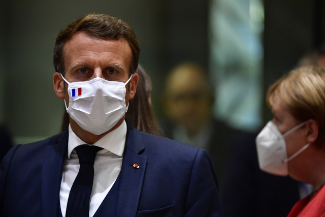 Zleva francouzský prezident Emmanuel Macron a německá kancléřka Angela Merkelová.
