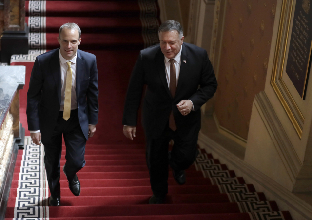 Zleva Dominic Raab a Mike Pompeo v Londýně.