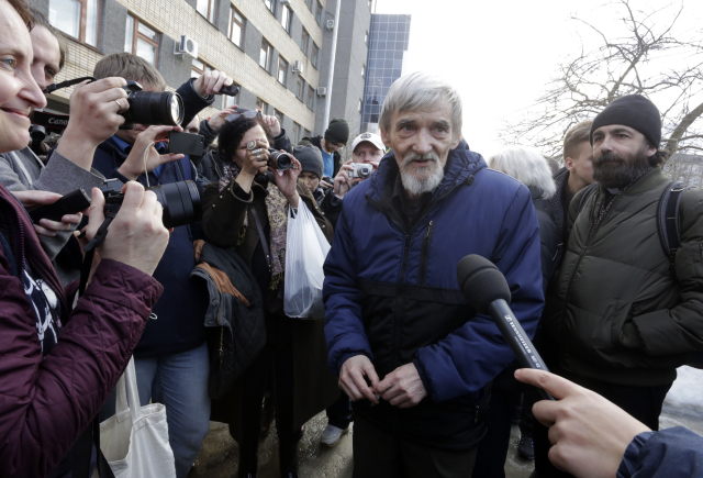 Jurij Dmitrijev před soudní budovou v roce 2018.