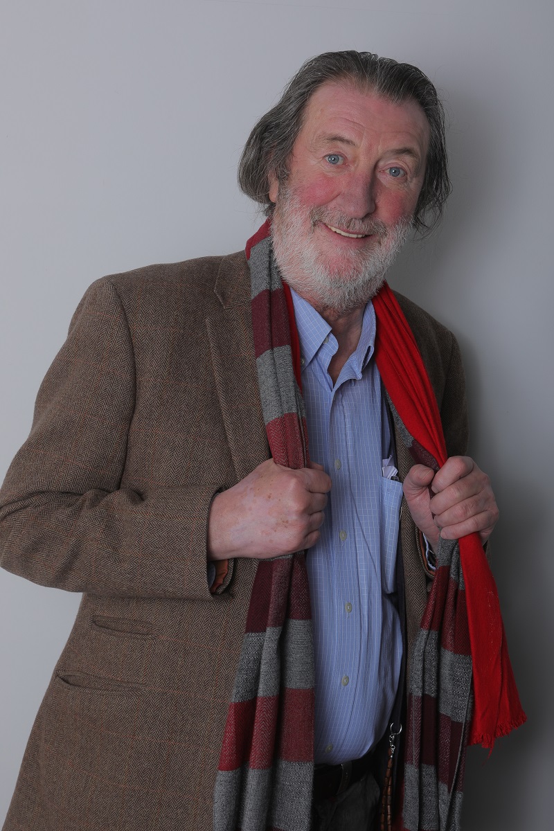 Bolek Polívka pije na jiskru. Bolek Polívka pije na jiskru.