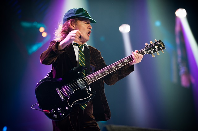 Angus Young na koncertě AC/DC.