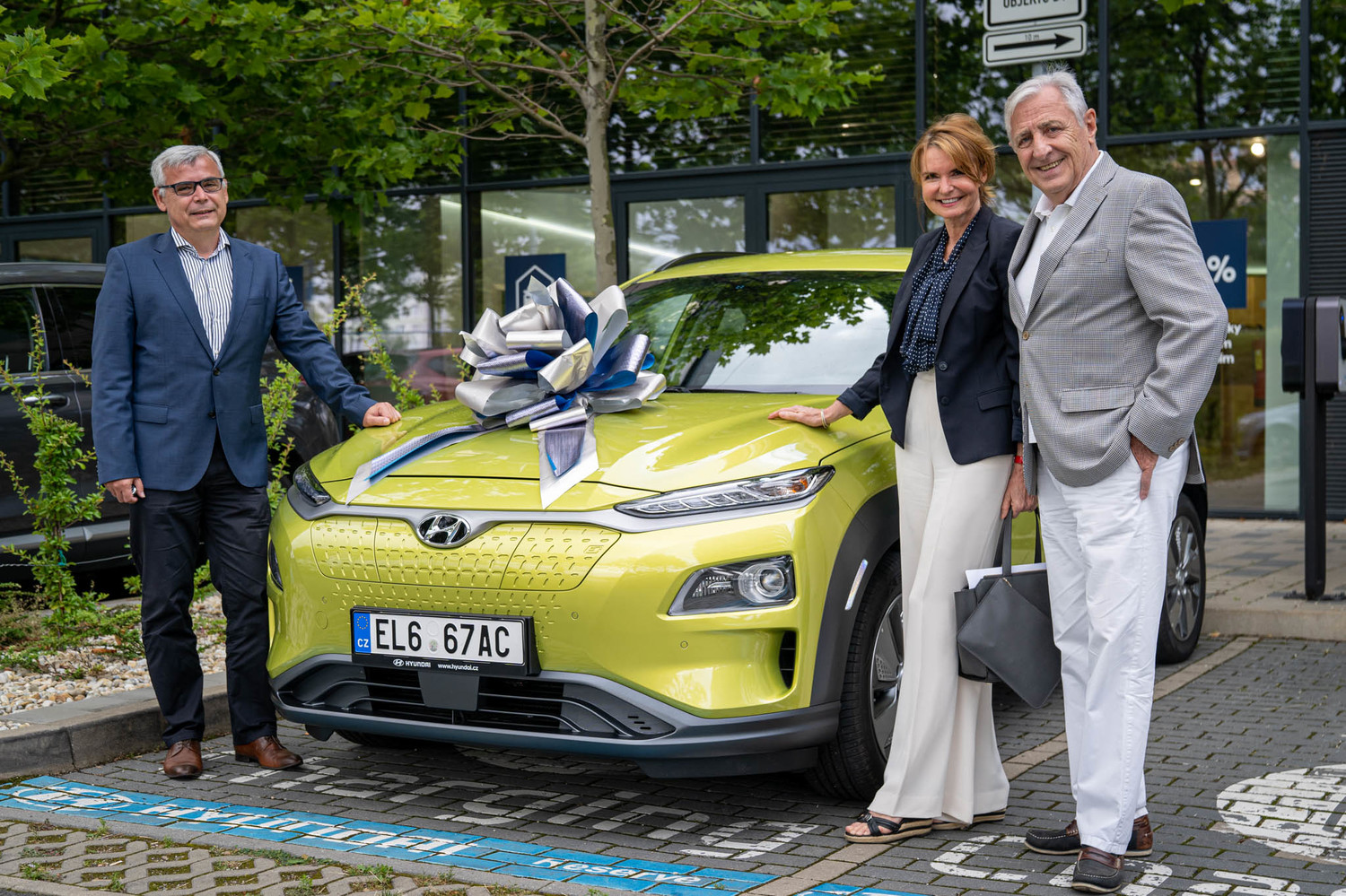 Manželé Heřmánkovi řídí Hyundai Kona Electric.