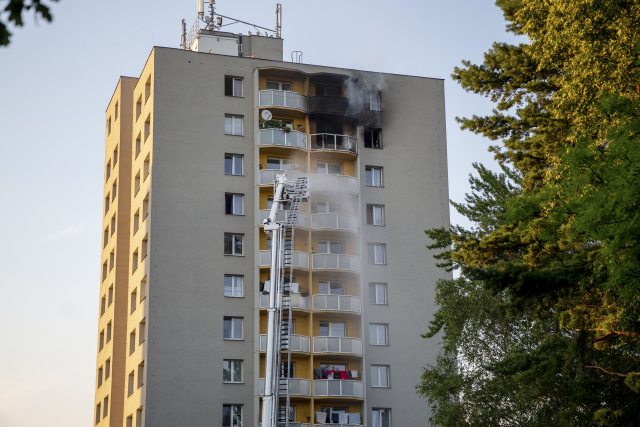 Panelový dům, ve kterém při požáru zahynulo 11 lidí.